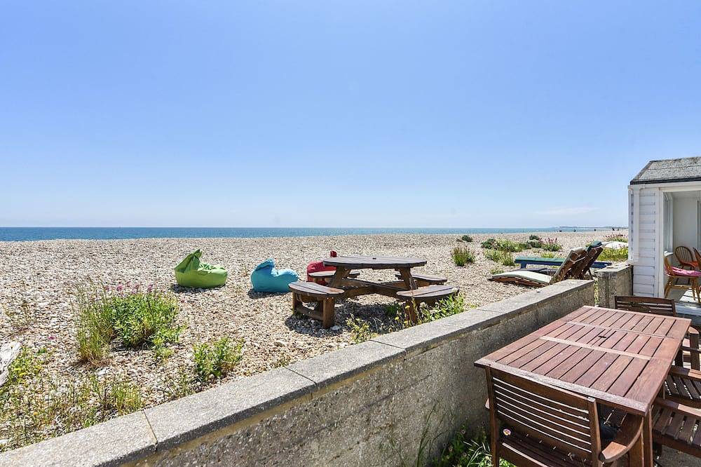 Seasidings, Pagham - sleeps 10 guests  in 5 bedrooms in Sussex Occidental