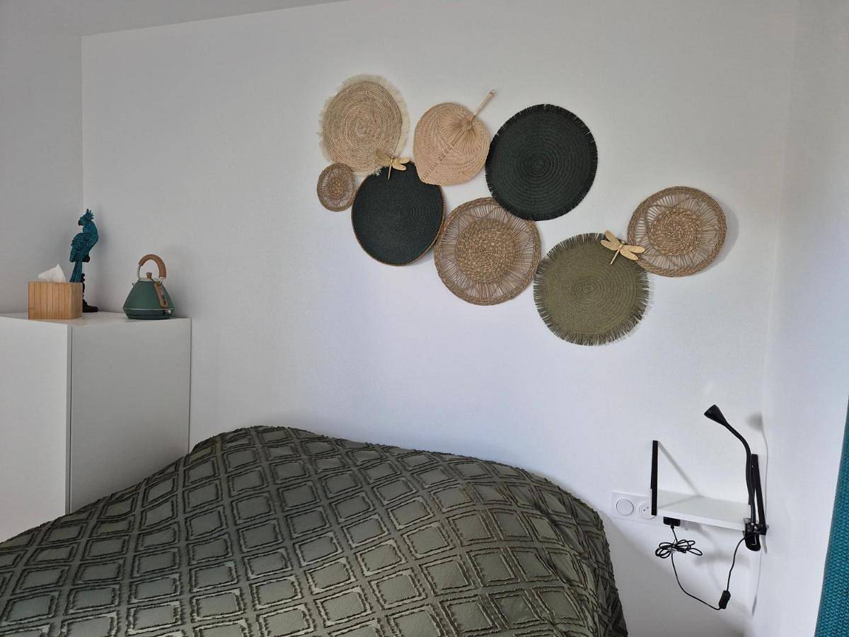 Chambre indépendante avec terrasse extérieure proche aéroport et Nantes centre in Bouguenais, Région de Nantes