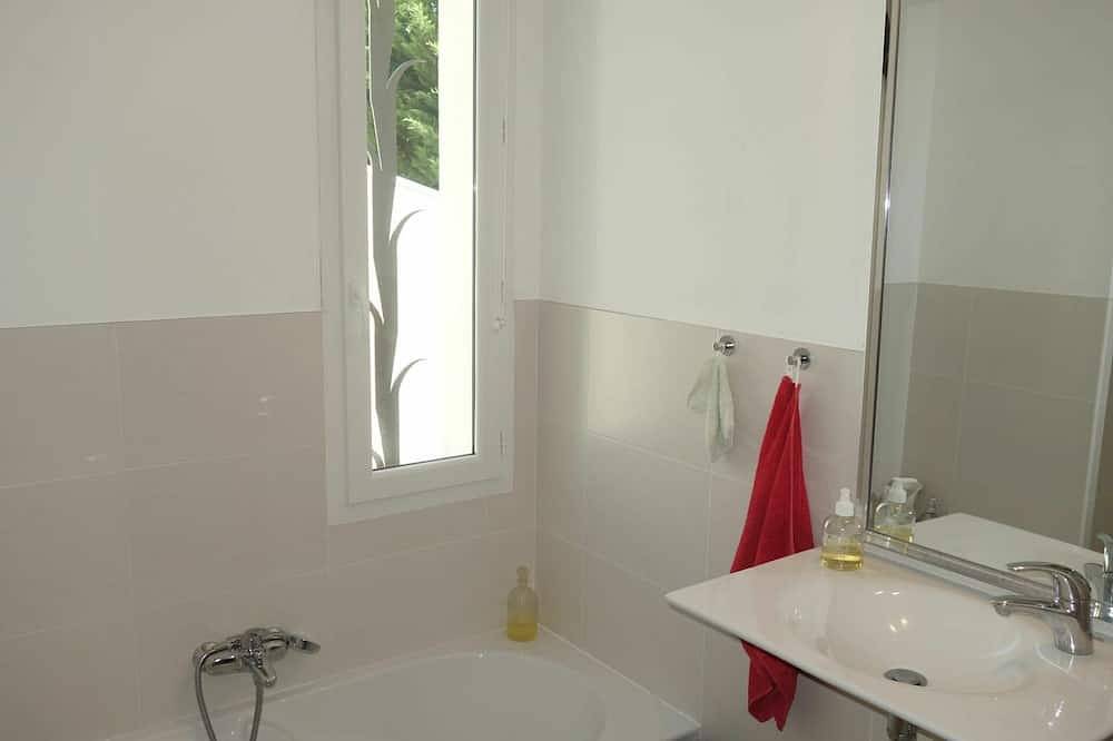 Estupenda casa de vacaciones privada con A/C, piscina privada, Wifi, Tv, patio y aparcamiento in Montesquieu-des-Albères, Región Céret