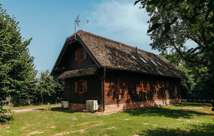 Geräumige 150 m² große Wohnung mit Pool und Terrasse, 2 km vom Fluss Česma entfernt in Sisak-Moslavina