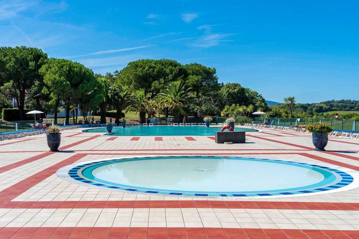 Appartement entier, Appartement « Bordaberry » avec piscine partagée, terrasse privée et Wi-Fi in Urrugne, Région de Bayonne