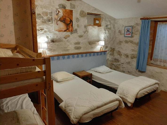 Location de vacances pour 10 personnes, avec vue et jardin ainsi que piscine et terrasse à Verzeille - 2