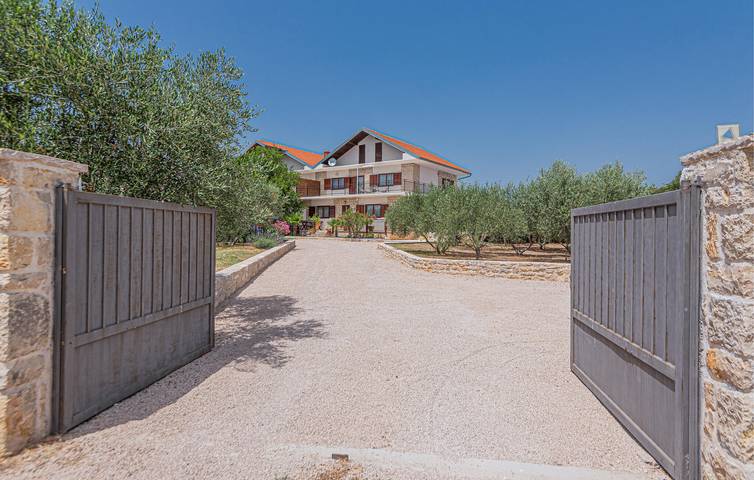 Luxus-Apartment mit Pool, WiFi und Parkplatz in Skradin, Šibenik-Knin