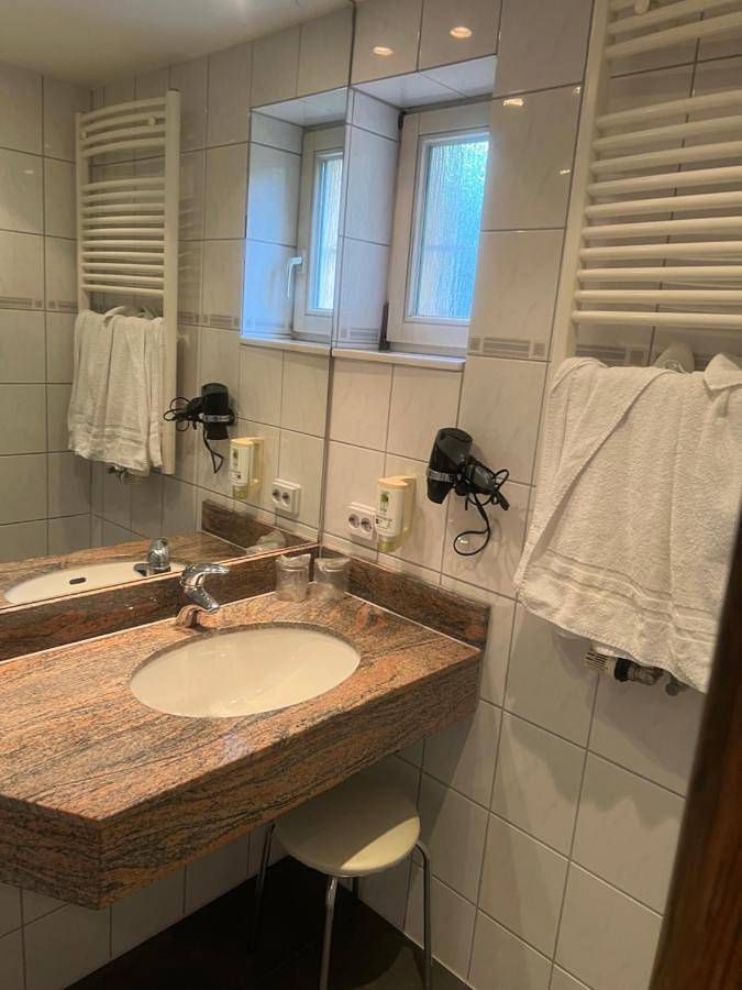 Hotel für 36 Personen, mit Garten und Terrasse in Essen - 4