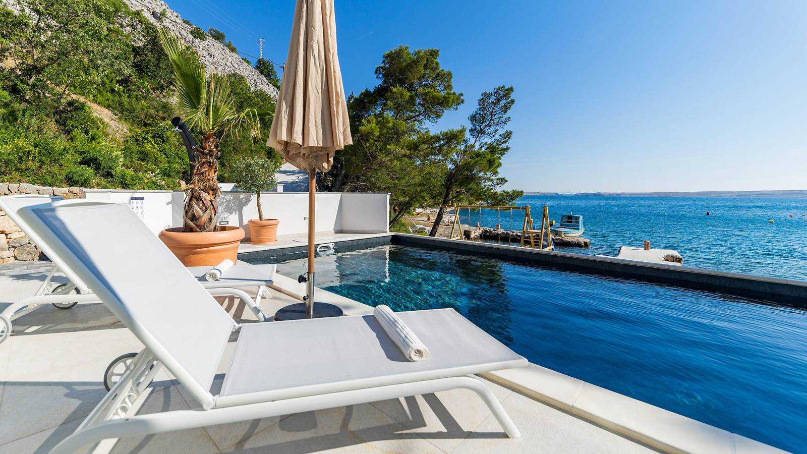 Villa Palazzo Maestral beachfront by Villas Guide in Baric Draga, Naturpark Velebit