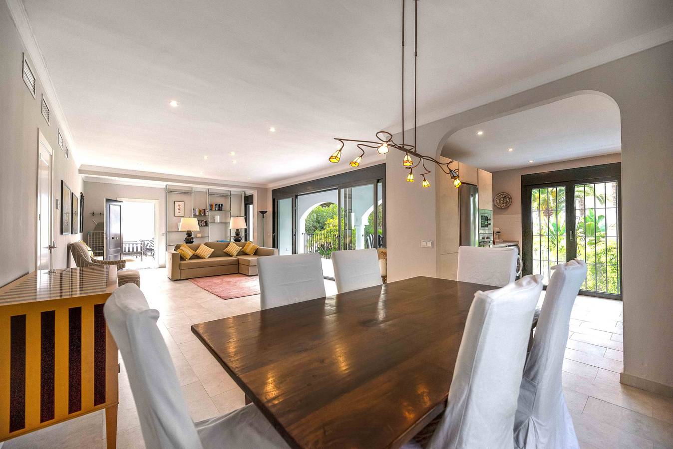 Geheel appartement, Appartement 'Villa Paloma' dichtbij het strand met gedeeld zwembad & Wi-Fi in Marbella Oost, Marbella