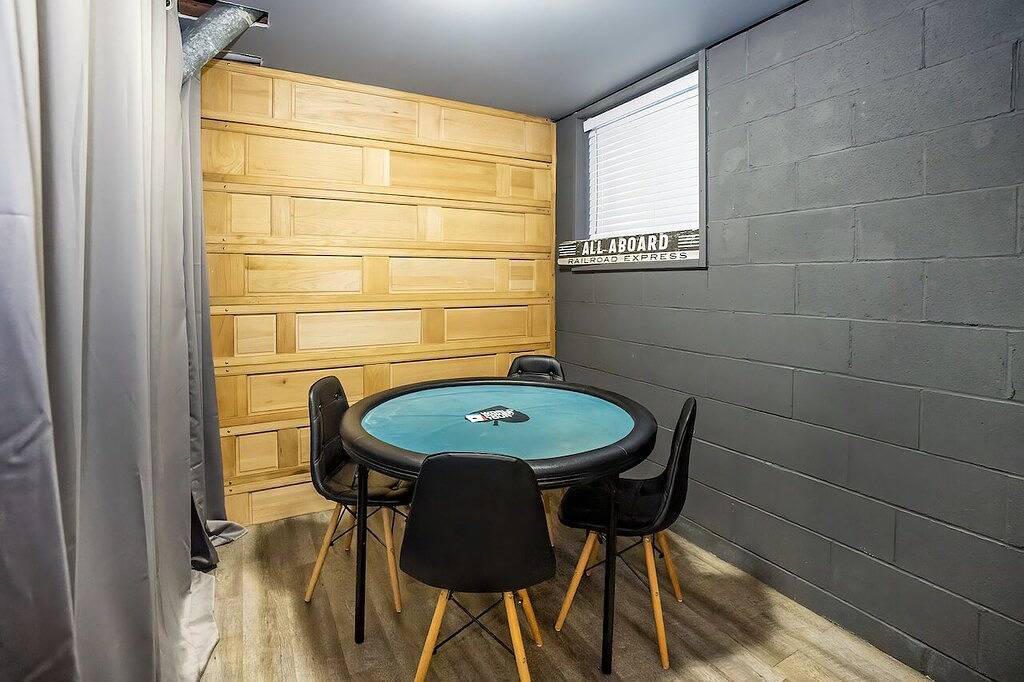 Großes Haus, zentral gelegen, nur wenige Minuten von allem entfernt. Schlaf 19-22 bequem in Lancaster County (NE)