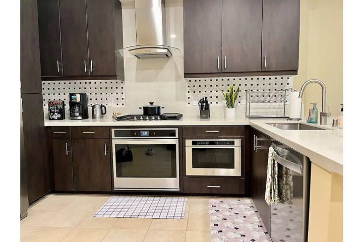 Vacation rental for 3 people, with balcony and pool in Irvine