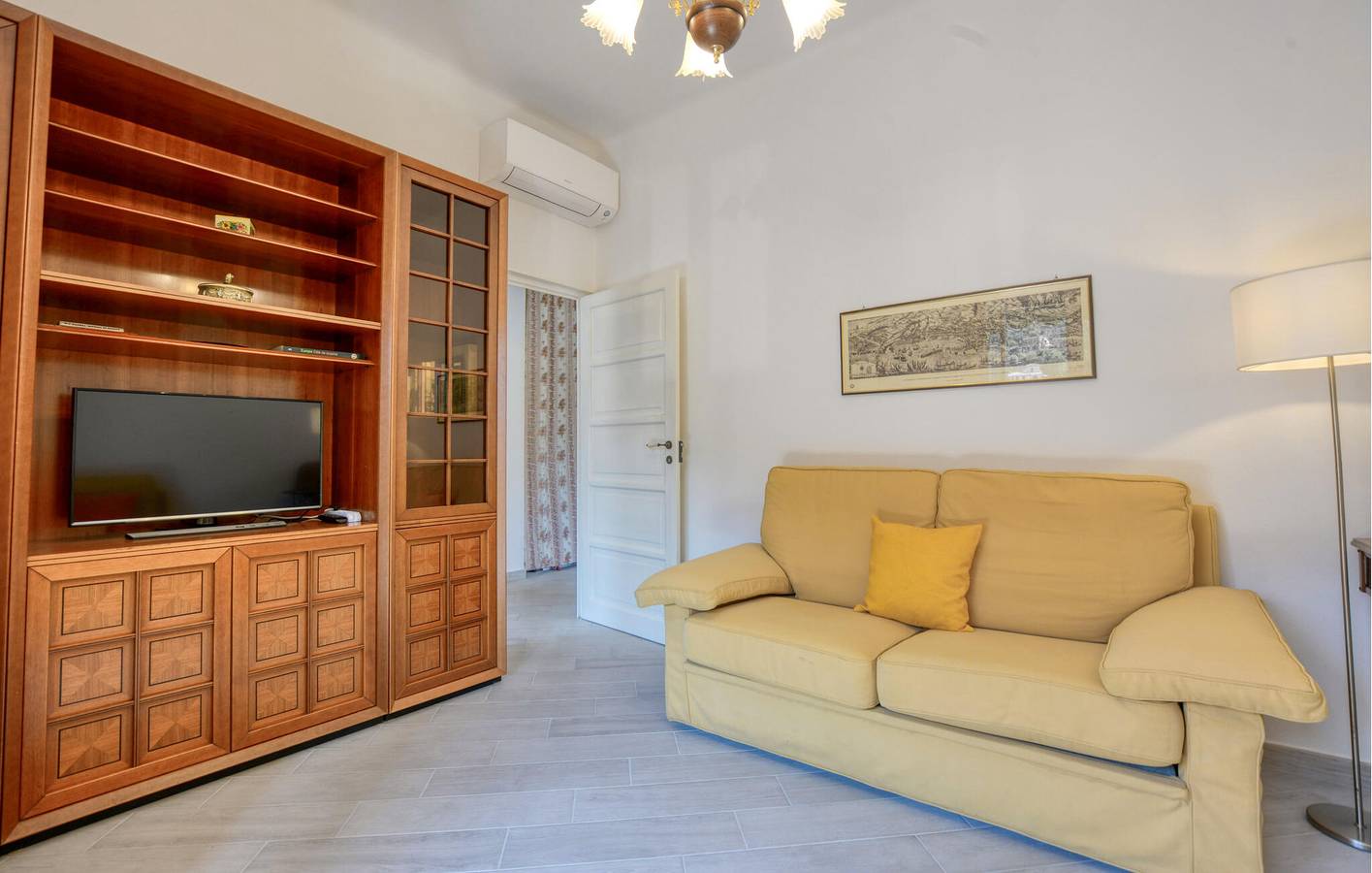 Entire holiday apartment, Cozy Beachside Apartment with Terrace & WiFi in Recco, Riviera di Levante