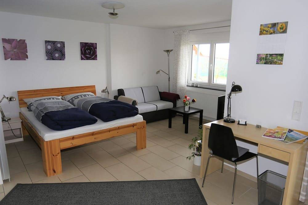Ganze Wohnung, Ferienwohnung 'Rheingeschaut' mit Privatterrasse, Gemeinschaftsgarten und Wi-Fi in Bad Bellingen, Südschwarzwald