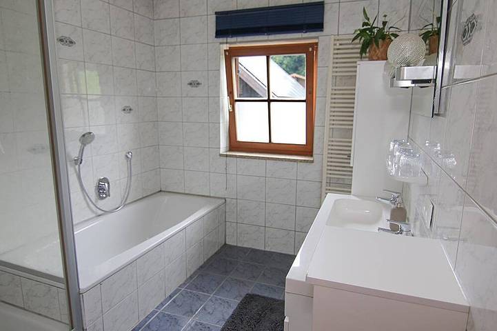 Ganze Wohnung, Ferienwohnung, ca. 70m², 1-4 Pers., 1Sz, Wsz, Kü, Du/Wc, Bk in Bischofswiesen, Berchtesgadener Alpen