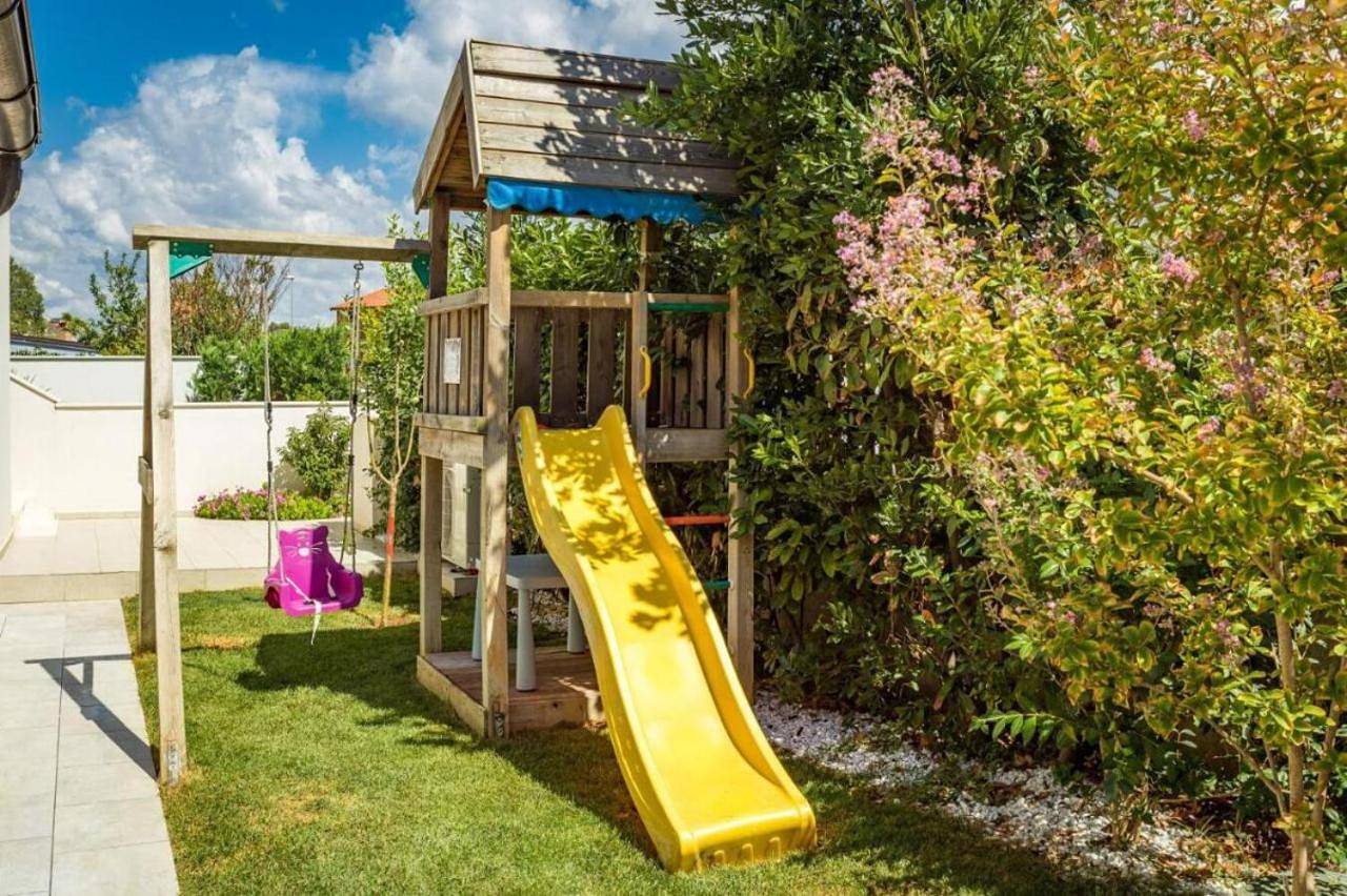 Villa Andrija in Fažana for 9 people with sea view, kids playground & heated pool - only 400 m from the beach in Fazana, Südküste Istrien