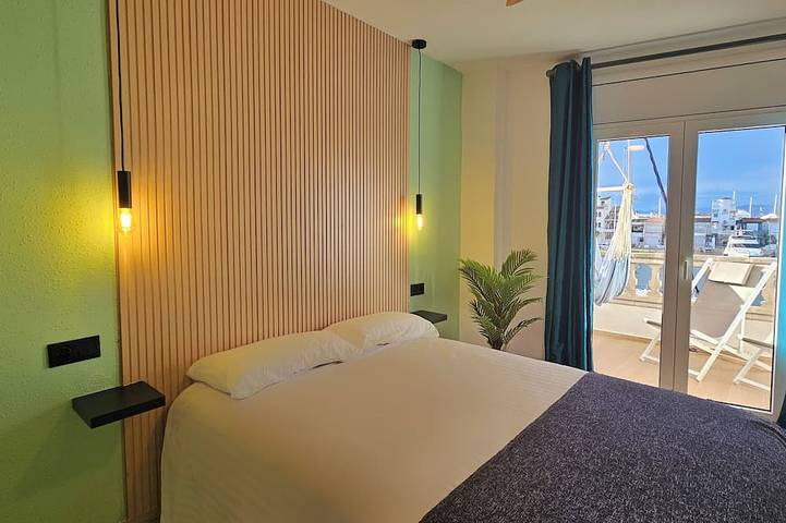 Entire apartment, Beautiful T2 Standing on the water, beach walk, 2 terraces, full center in Empuriabrava, Upper Empordà