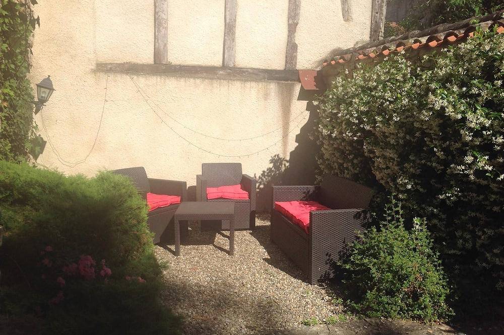 Casa de Pueblo Bijou Con Piscina Climatizada En Tranquil Courtyard Gardens in Saint-Antonin-Noble-Val, Macizo Central
