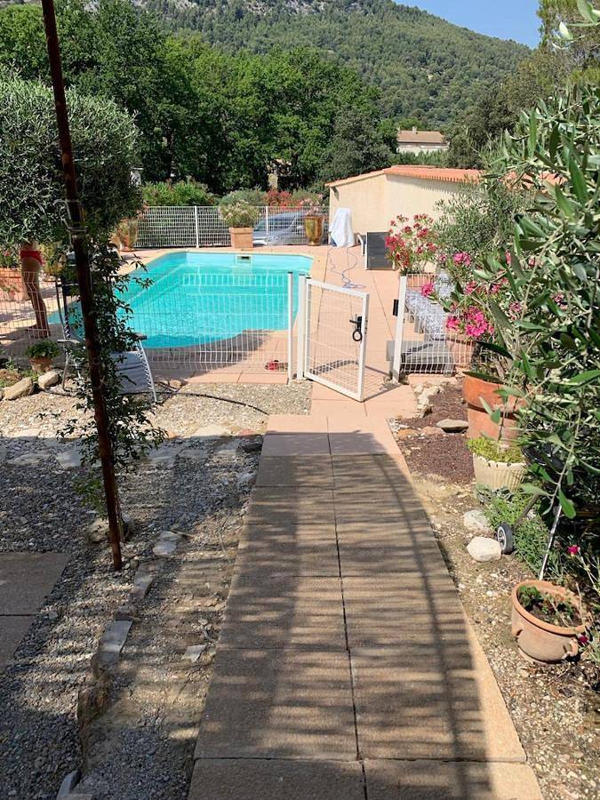 Location de vacances pour 2 personnes, avec Terrasse et Jardin ainsi que Piscine et Vue à Beaumes-de-Venise