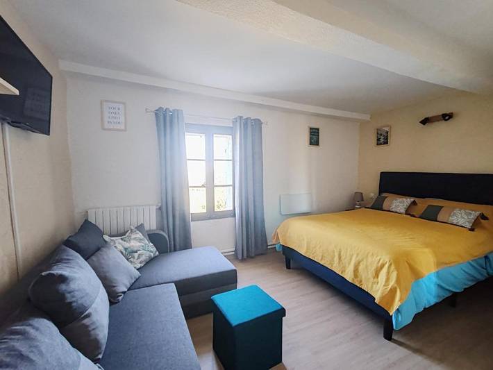 Location de vacances pour 2 personnes, avec vue et jardin à Villemus