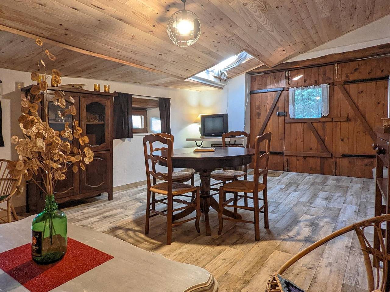 Gîte atypique à Courtesoult-et-Gatey pour un séjour confortable in Dampierre-sur-Salon, Haute-Saône