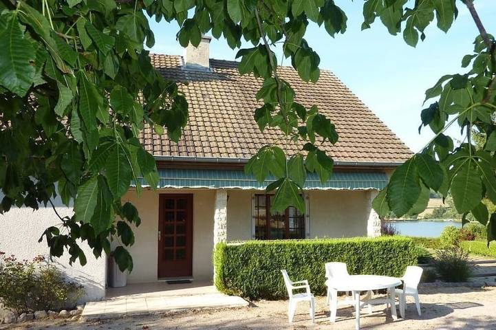 Location de vacances pour 6 personnes, avec jardin à Saint-Didier-sur-Arroux