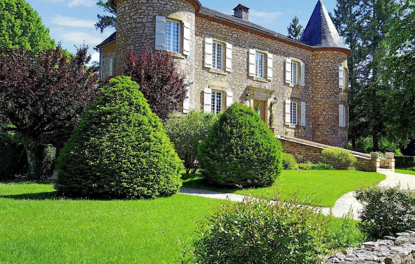 Appartement confortable de 420m2 avec piscine et bain à remous à 1,5 km du centre ville. in Cénac-et-Saint-Julien, Périgord Noir