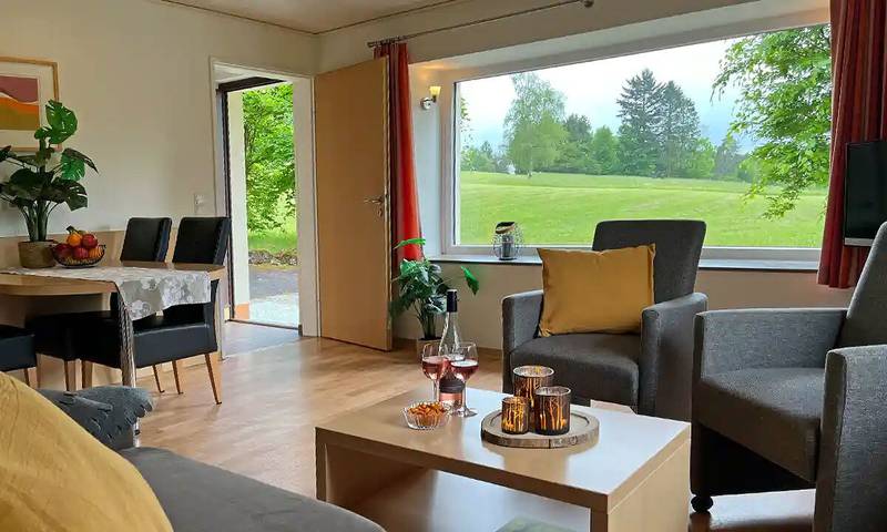 Bungalow für 5 Personen, mit Terrasse und Garten sowie Pool in der Eifel - 2