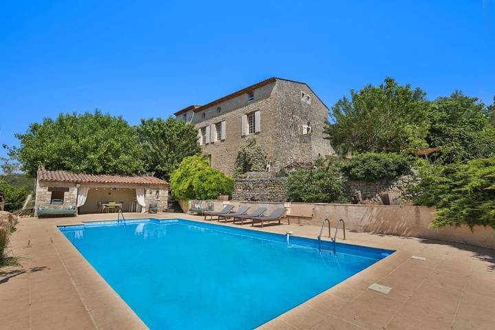 Chambre d’hôte pour 2 personnes, avec terrasse et jardin ainsi que vue et piscine à Callian
