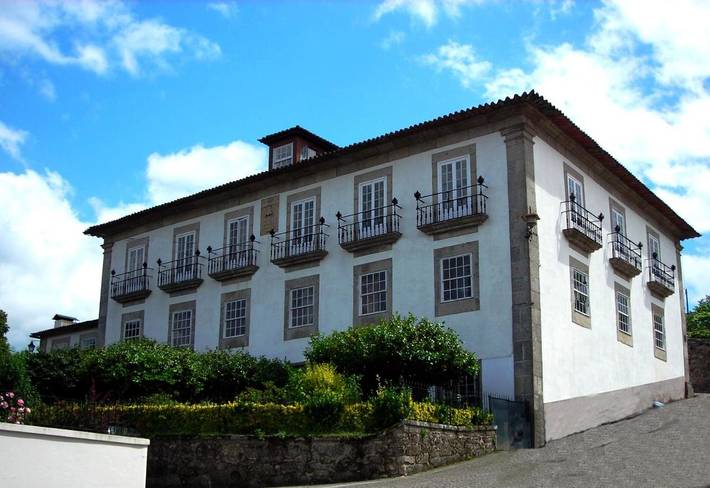 Chambre d’hôte pour 3 personnes, avec terrasse ainsi que jardin et piscine