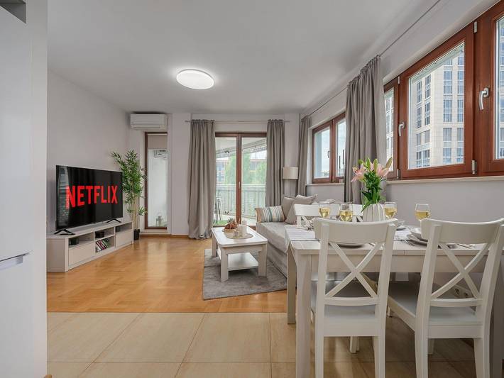 Ganze Wohnung, Gemütliches Apartment mit privatem Parkplatz in Warschau, Masowien