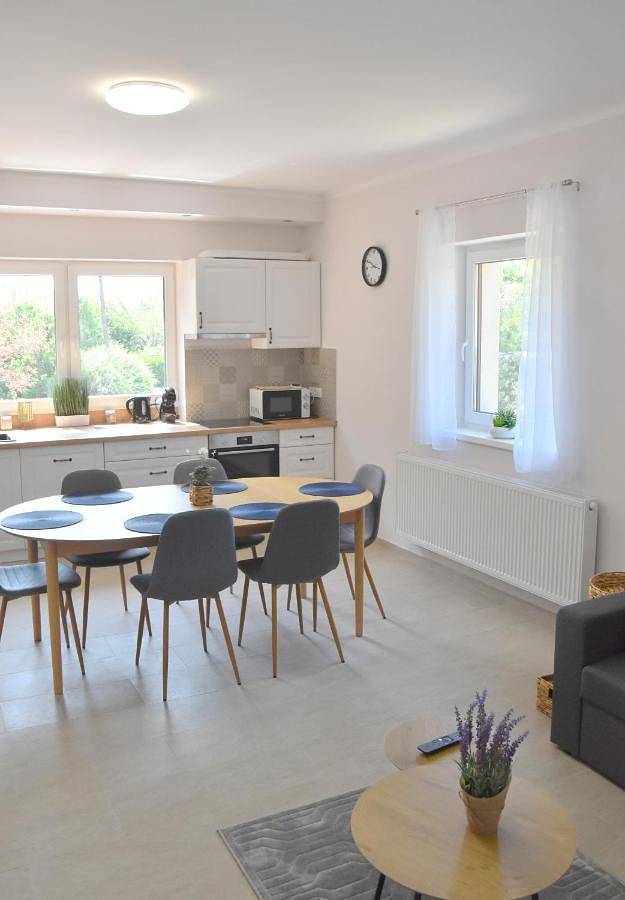 Ferienwohnung für 8 Personen, mit Seeblick und Garten sowie Terrasse und Ausblick in Balatonalmadi - 3