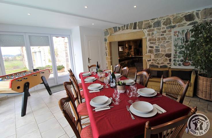 Gîte pour 12 personnes, avec terrasse et jardin ainsi que piscine et vue, animaux acceptés dans Rhône - 3