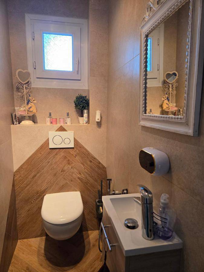 Gîte pour 4 personnes, avec Terrasse ainsi que Jardin et Piscine à Blacé - 3