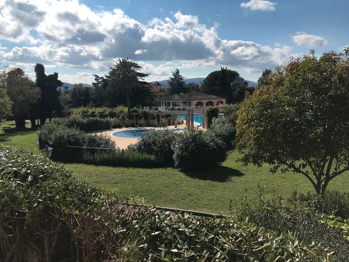 Location de vacances pour 4 personnes, avec jardin à Grimaud