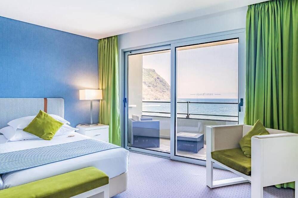 Charming Balcony Retreat with Ocean Sunsets Close to Madeira Aquarium - 0.4 mile in Porto Moniz, Madeira