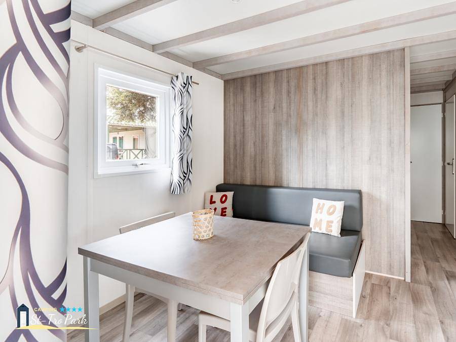 Camping Oléron Saint Tro'Park - Chalet 4 personen - Chalet Confort 26.5m² (2 Zimmer) + überdachte Terrasse + Tv in Saint-Trojan-les-Bains, Côte de Beauté