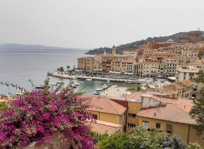 Ferienwohnung für 9 Personen, mit Terrasse und Garten sowie Ausblick in Porto Santo Stefano