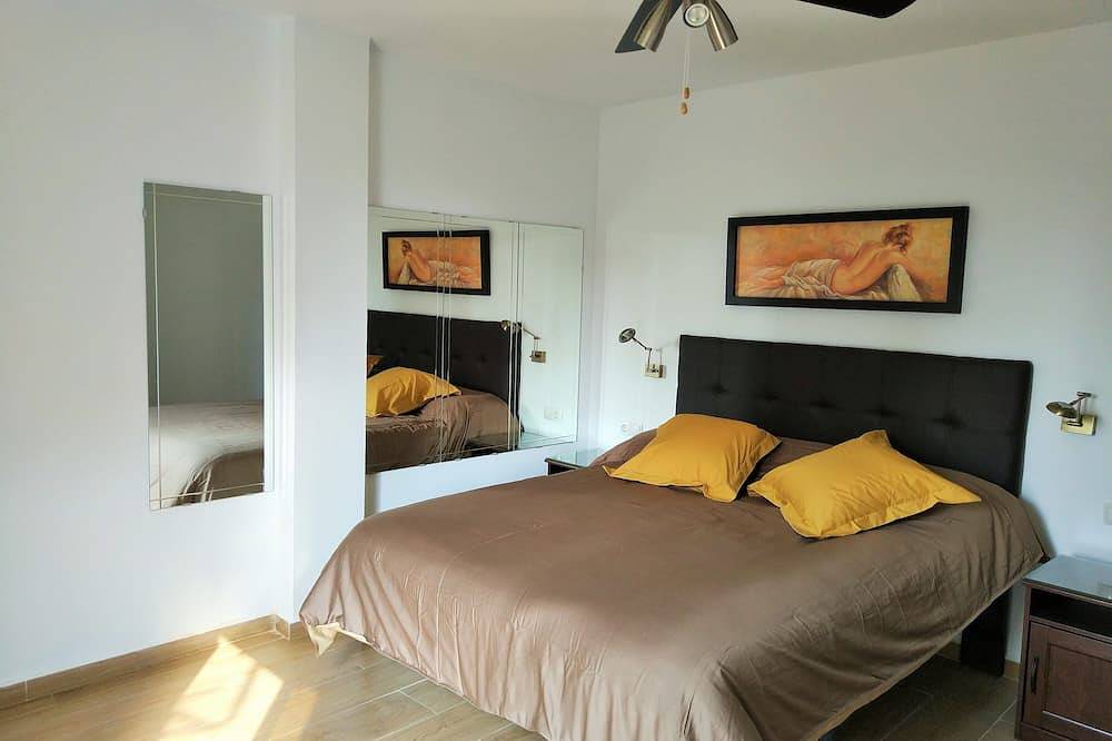 Ganze Wohnung, Tolle Wohnung in der Nähe von Puerto Marina, Pool und Tennisplatz in Benalmádena Costa, Benalmádena