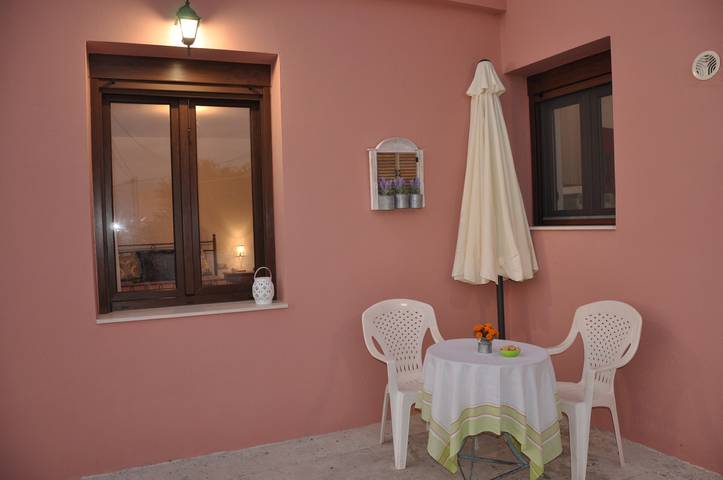 Holiday Home 'House For Rent In Apostolous' with Mountain View, Private Garden and Wi-Fi in Apostoli, Iraklio-Heraklio region