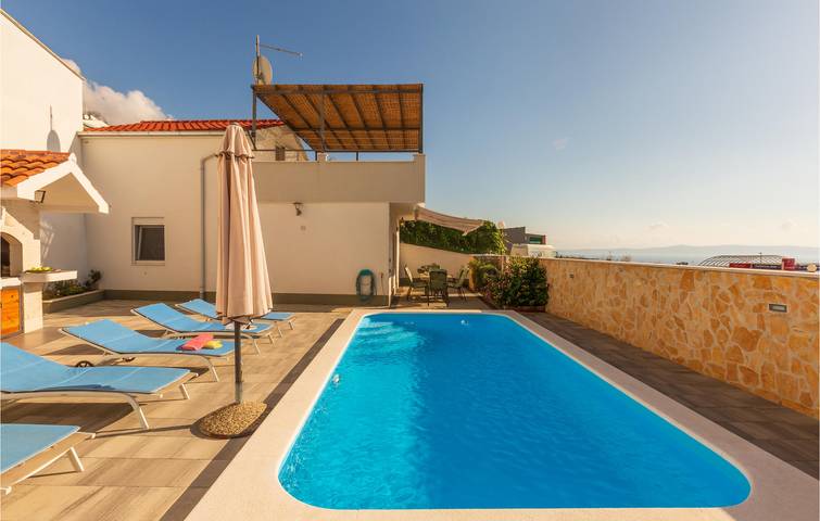 Retraite en bord de mer : appartement confortable avec terrasse, piscine et Wi-Fi, à 800 m de la plage in Krvavica, Makarska riviera