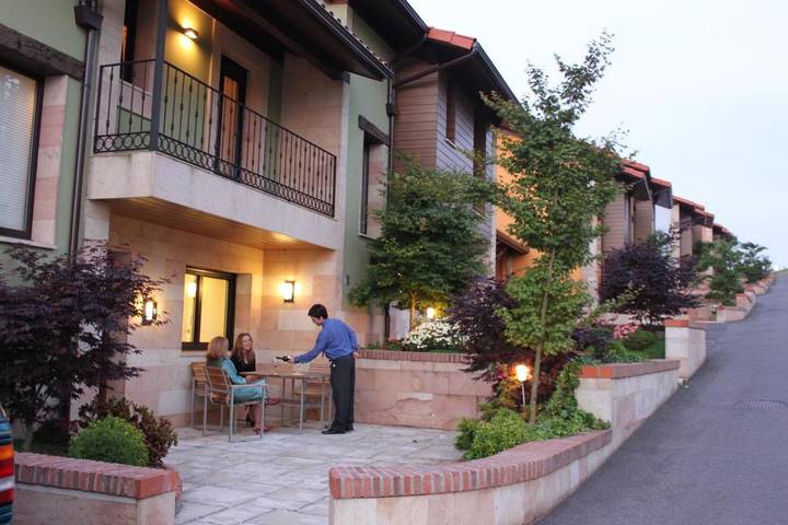 Resort para 13 personas, con vistas además de jardín y piscina, Se admiten mascotas en Comarca de la Sidra - 3