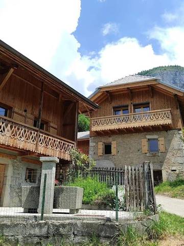 Maison de campagne pour 5 personnes, avec balcon et vue, adapté aux familles à Mieussy