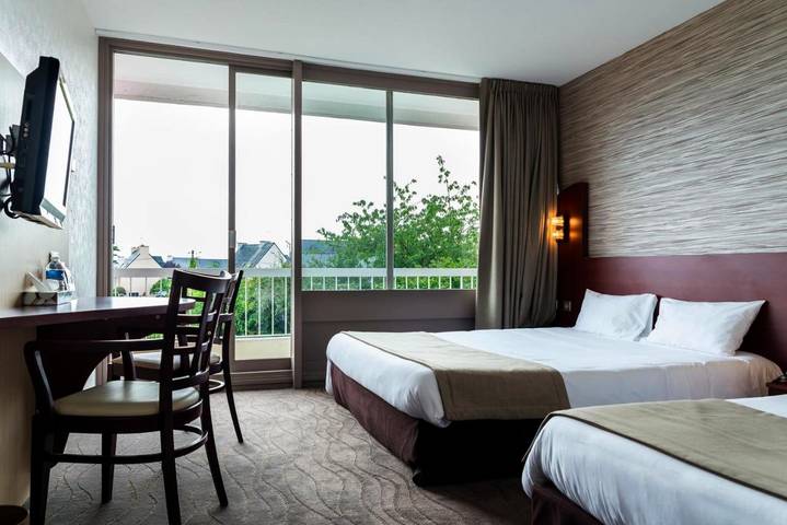 Hôtel, avec Jacuzzi et Terrasse ainsi que Piscine et Sauna à Langueux - 4