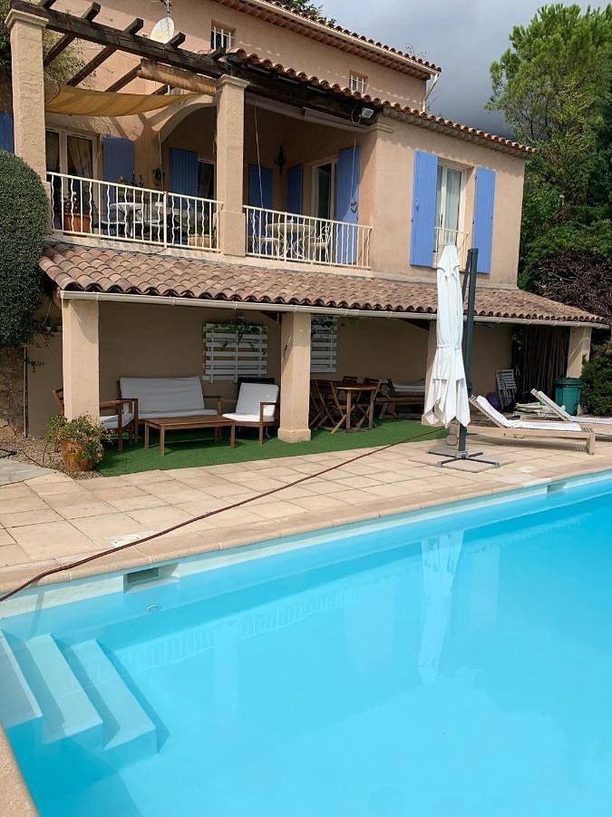 Location de vacances pour 2 personnes, avec terrasse et vue ainsi que jardin et piscine à Seillans - 3