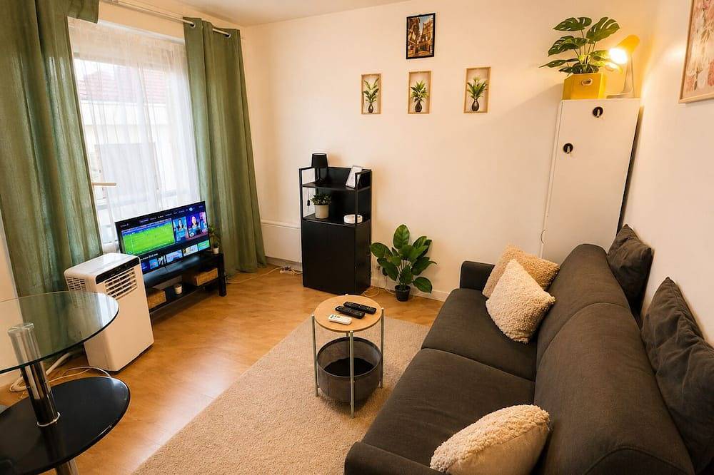 Apartamento entero, Spacious, Cozy, and Elegant Studio - Near Paris in Colombes, Altos del Sena