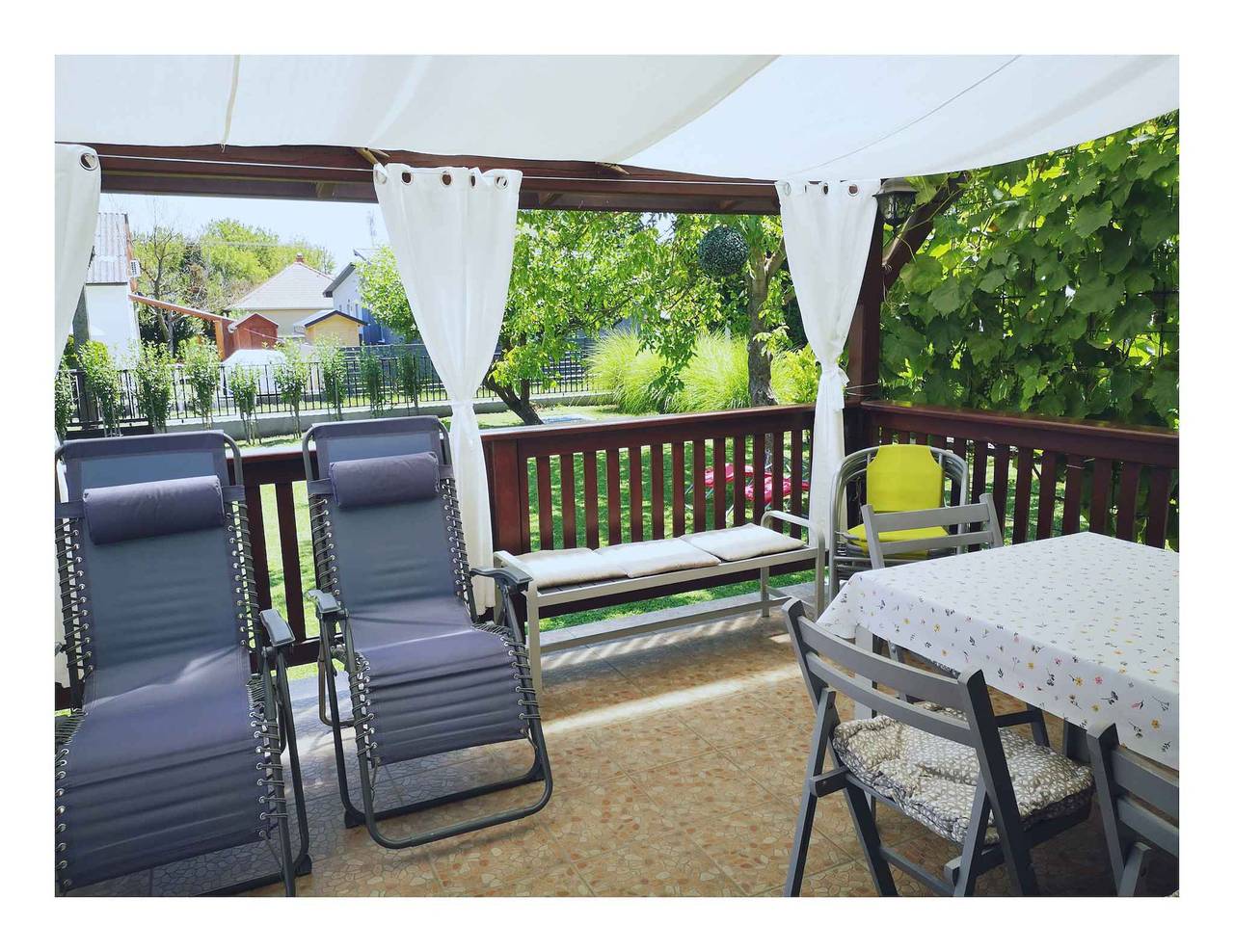 Ferienhaus mit Spielzeug im Garten in Balatonfenyves, Plattensee Südufer