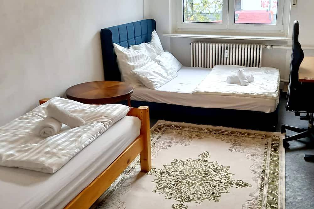 Doppelzimmer mit Dusche, Grill und Kicker im Herzen von Kreuzberg in Kreuzberg Berlin, Berlin