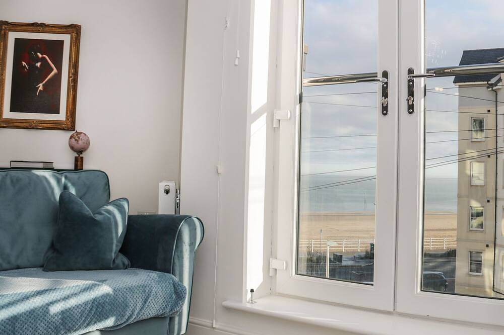 Beach House, family friendly, country holiday cottage in Colwyn Bay in Rhos on Sea, Conwy region