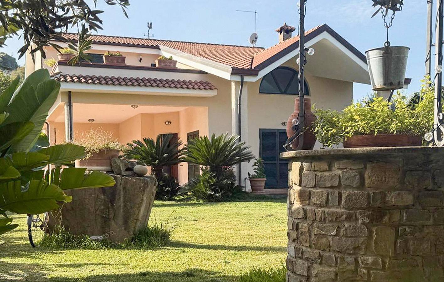 220 Quadratmeter Wohnung: Parkplatz, Klimaanlage, Terrasse, Garten, Küche, 2,5km zum Strand in Alano (Castellabate), Castellabate