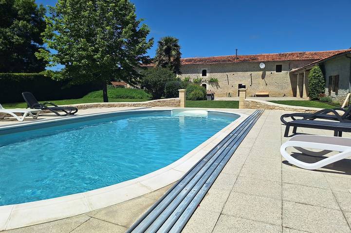 Gîte pour 4 personnes, avec terrasse ainsi que jardin et piscine à Mons (Charente-Maritime)