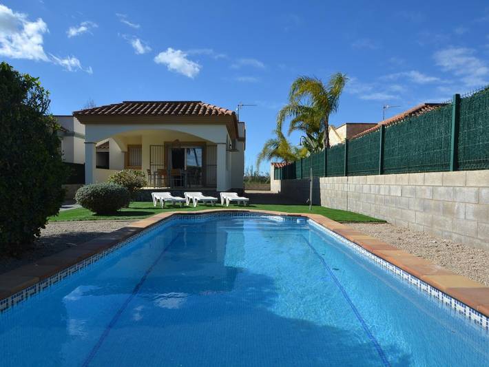 Location de vacances pour 6 personnes, avec terrasse ainsi que piscine et jardin, animaux acceptés à Riumar - 4