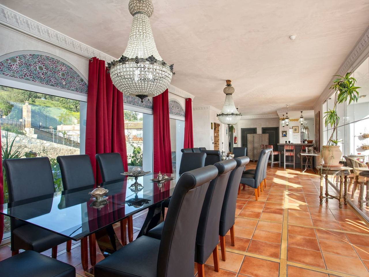 Spa-Spielzimmer mit Außen-Whirlpool und Schwimmbad in Los Romanes, Viñuela