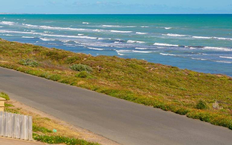 Holiday home for 12 people, with balcony and garden in Middleton (South Australia)